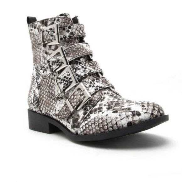 🚨5.5🚨PYTHON PRINT STUDDED BUCKLED STRAP MOTO - Picture 5 of 7